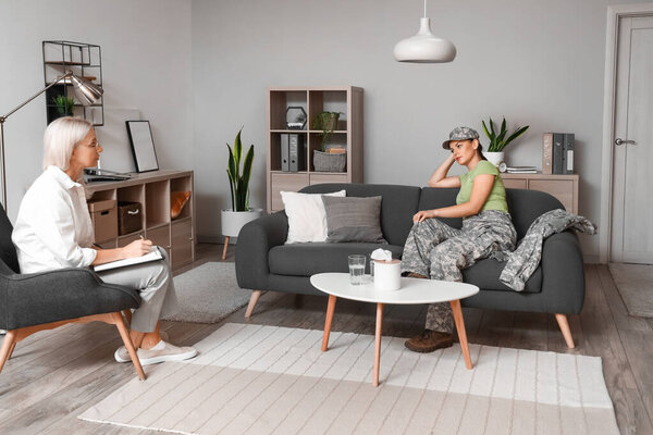 Зрелый психолог, работающий с женщиной-солдатом