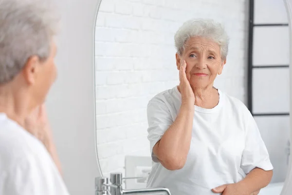 Senior Woman Looking Mirror Home — Stock Photo, Image