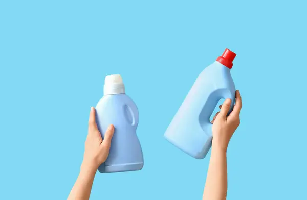 Mujer Con Botellas Detergente Sobre Fondo Azul —  Fotos de Stock