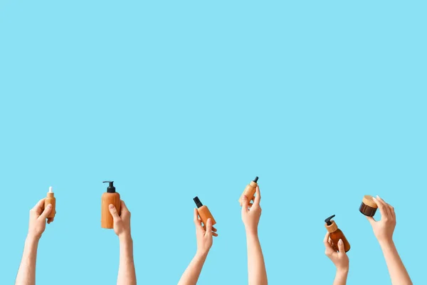 Mavi Arka Planda Kozmetik Ürünleri Olan Kadınlar — Stok fotoğraf