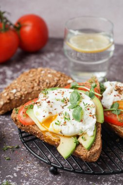 Masada yumurtalı lezzetli sandviçler.