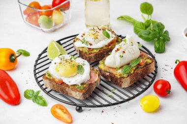 Gri arka planda yumurtalı lezzetli sandviçler.