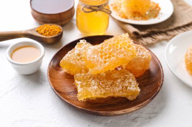 Beyaz arka planda tatlı bal petekleri olan tabak