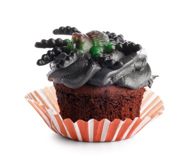 Beyaz arka planda örümcekli lezzetli Cadılar Bayramı keki