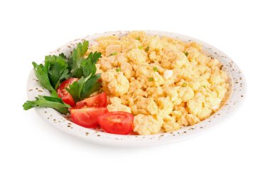 Beyaz arka planda lezzetli çırpılmış yumurta tabağı