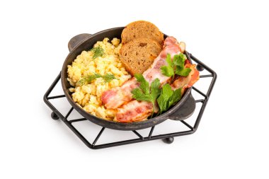 Lezzetli omlet tavası ve beyaz arka planda pastırma.