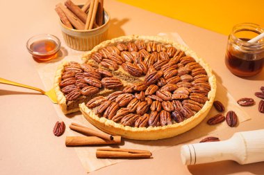 Turuncu arka planda lezzetli cevizli turta.