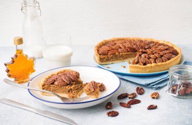 Lezzetli cevizli turta tablo ile plakalar