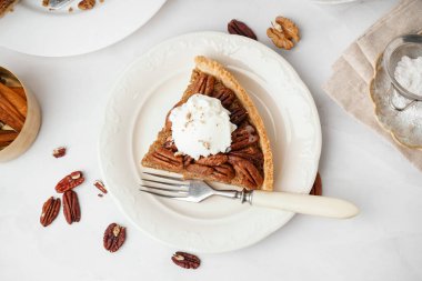 Beyaz arka planda bir parça lezzetli cevizli turta.