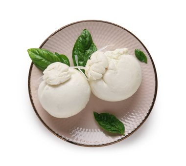 Beyaz arka planda fesleğenli lezzetli Burrata peyniri tabağı