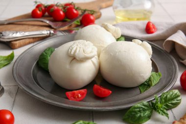 Fesleğenli ve domatesli leziz Burrata peyniri.