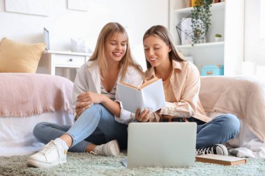 Yurt odasında kitap okuyan kız öğrenciler