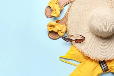 Renkli arka planda kadın plaj aksesuarları olan kompozisyon