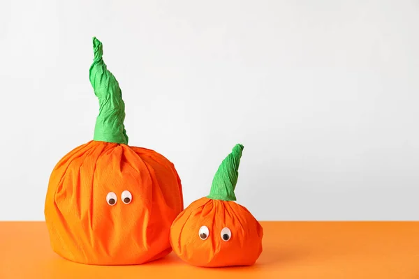 Χαρτοκολοκύθες Για Halloween Πορτοκαλί Τραπέζι — Φωτογραφία Αρχείου