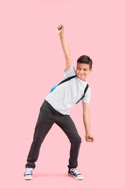 Retrato Estudante Com Mochila Dançando Fundo Rosa — Fotografia de Stock