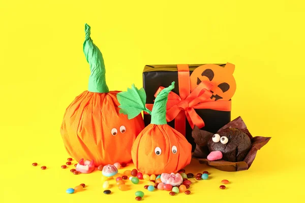 Papierowe Dynie Halloween Pudełko Prezentami Smaczne Cukierki Babeczki Żółtym Tle — Zdjęcie stockowe