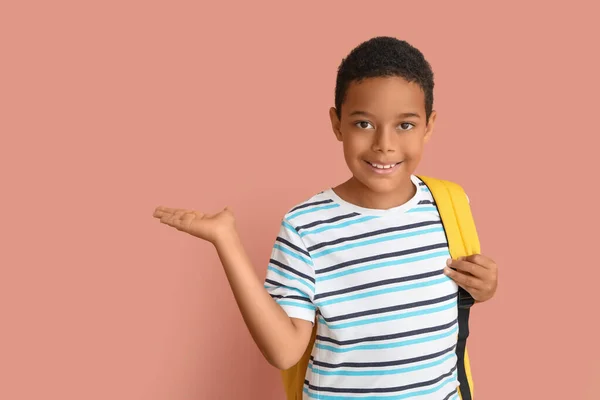 Pequeño Chico Afroamericano Con Mochila Escolar Mostrando Algo Sobre Fondo — Foto de Stock