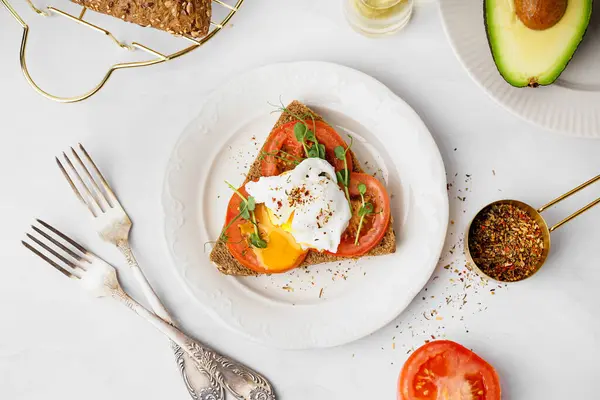 배경에 달걀과 맛있는 샌드위치 플레이트 — 스톡 사진