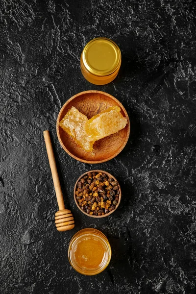 Композиция Вкусным Медом Расчески Пчелиные Хлебы Темном Фоне — стоковое фото