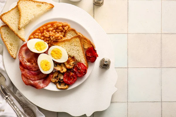 Тарілка Смачного Англійського Сніданку Вареними Яйцями Фоні Білої Плитки — стокове фото