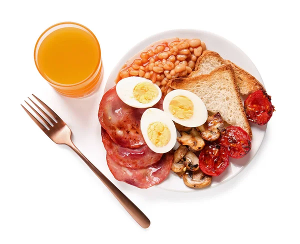 Πιάτο Νόστιμο Αγγλικό Πρωινό Και Ένα Ποτήρι Χυμό Λευκό Φόντο — Φωτογραφία Αρχείου