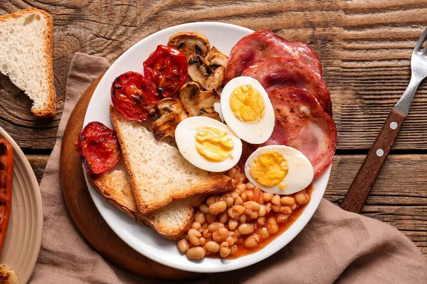 Πιάτο Νόστιμο Αγγλικό Πρωινό Βραστά Αυγά Ξύλινο Φόντο — Φωτογραφία Αρχείου