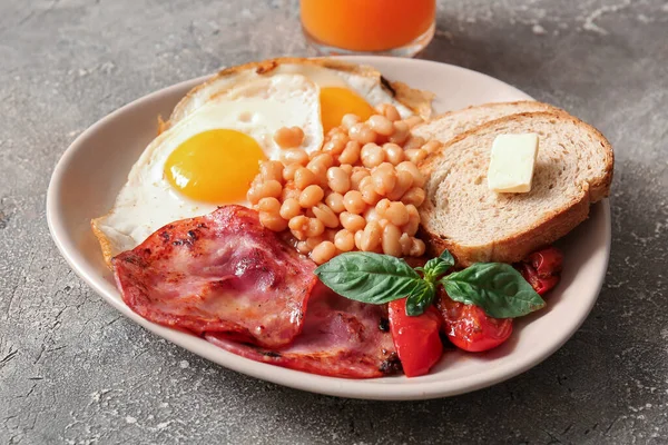 Πιάτο Νόστιμο Αγγλικό Πρωινό Τηγανητά Αυγά Γκρι Φόντο — Φωτογραφία Αρχείου
