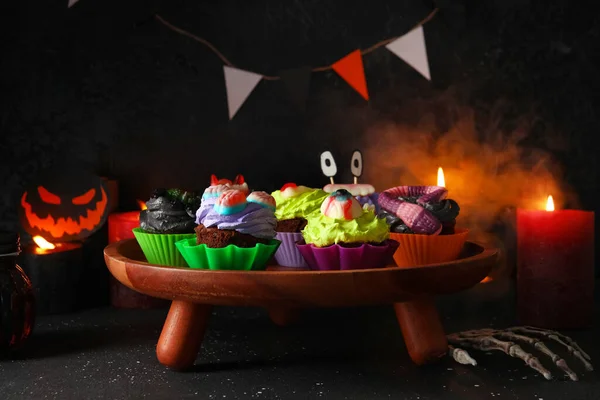 Dřevěný Stojan Lahodnými Halloween Cupcakes Tmavém Pozadí — Stock fotografie