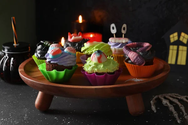 어두운 배경에 맛있는 할로윈 케이크와 스탠드 클로즈업 — 스톡 사진