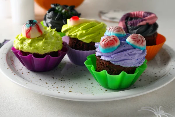 Prato Com Deliciosos Cupcakes Halloween Fundo Claro Close — Fotografia de Stock