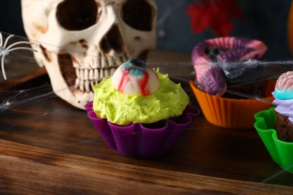 Deska Lahodnými Halloween Cupcakes Lebka Dřevěném Pozadí Detailní Záběr — Stock fotografie