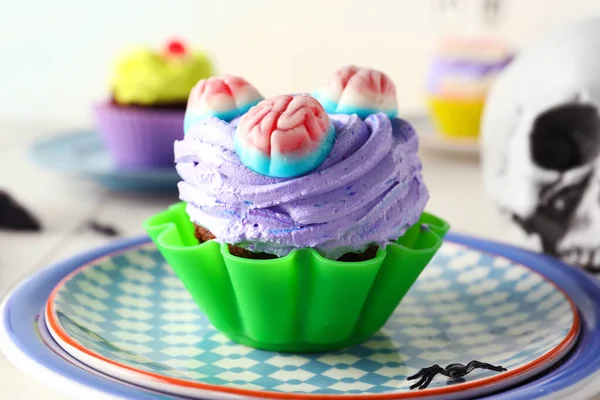 Placa Con Delicioso Cupcake Halloween Caramelos Sobre Fondo Claro Primer — Foto de Stock