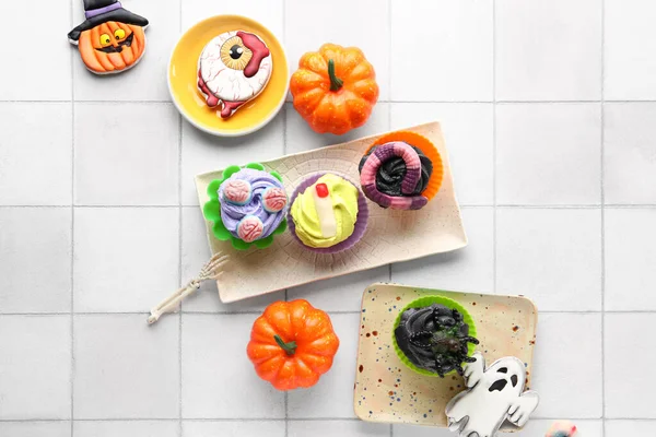Složení Lahodnými Halloween Cupcakes Dýně Světlém Pozadí Dlaždice — Stock fotografie