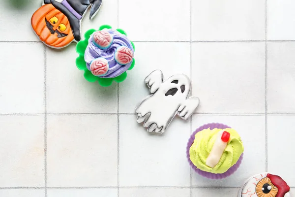 Composition Delicious Halloween Cupcakes Cookies Light Tile Background — Stock Photo, Image
