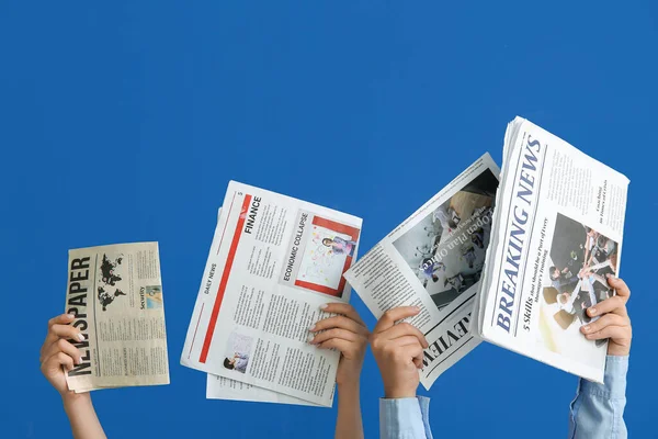 Weibliche Hände Mit Verschiedenen Zeitungen Auf Blauem Hintergrund — Stockfoto