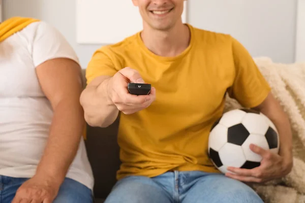 自宅でサッカーの試合を見ている彼の父親と若い男 クローズアップ — ストック写真
