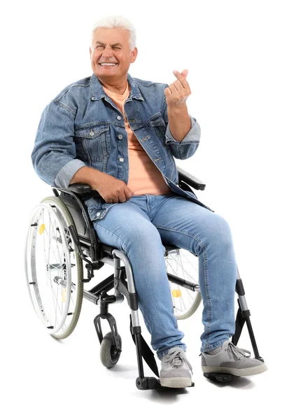 Dojrzały Mężczyzna Wózku Inwalidzkim Robi Gest Serca Białym Tle — Zdjęcie stockowe