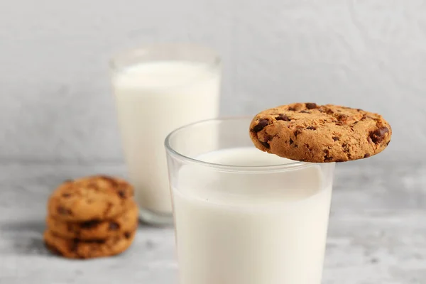 Glas Milch Und Leckeres Gebäck Mit Schokoladenchips Nahaufnahme — Stockfoto