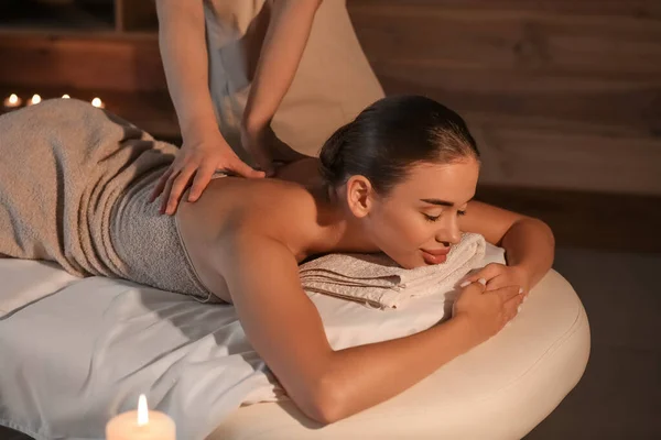 Mulher Bonita Fazendo Massagem Salão Spa — Fotografia de Stock