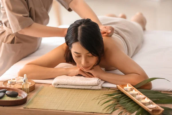 Pretty Young Asian Woman Having Massage Spa Salon — Stock Photo, Image