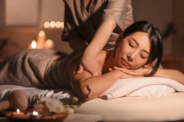 Mulher Asiática Muito Jovem Fazendo Massagem Salão Spa — Fotografia de Stock