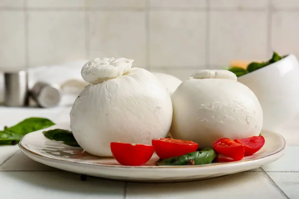 Πιάτο Νόστιμο Τυρί Burrata Βασιλικό Και Ντομάτες Λευκό Φόντο Πλακιδίων — Φωτογραφία Αρχείου