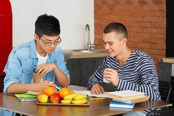 Mužští Studenti Studují Kuchyni Koleji — Stock fotografie