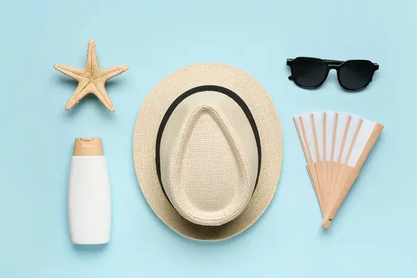 Composition Beach Accessories Bottle Sunscreen Cream Color Background — Stock Photo, Image