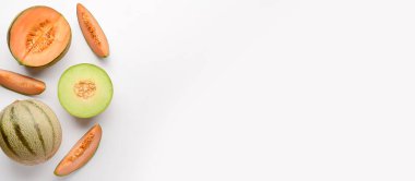 Beyaz arkaplanda olgun kavunlar ve metin için boşluk