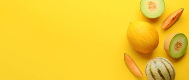 Sarı zemin üzerinde olgun kavunlar metin ve üst görünüm için yer var.