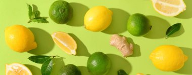 Limonlu taze limonlar ve yeşil arka planda zencefil.