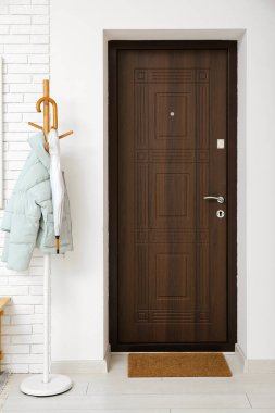 Kapısı ve askısı olan ışık salonunun içi.