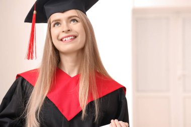 Salondaki kız öğrenci, yakın çekim.