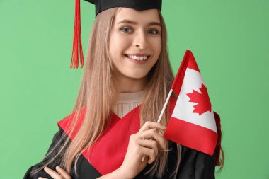 Yeşil arka planda Kanada bayrağı taşıyan kız öğrenci, yakın plan.
